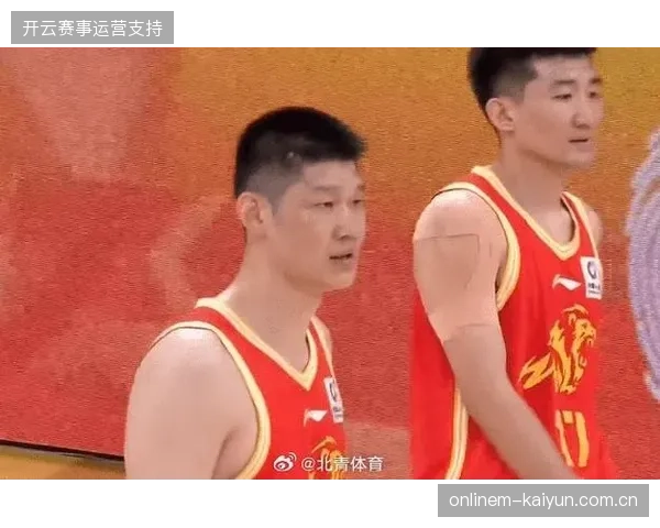 孙铭徽伤愈复出末节连中制胜三分,广厦队凭借核心后卫的回归掌控了对阵深圳的系列赛走势 孙铭徽伤愈复出末节连中制胜三分,广厦队凭借核心后卫的回归掌控了对阵深圳的系列赛走势